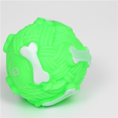 Игрушка пищащая "Клубок с косточками" для собак, 8 см, зелёная