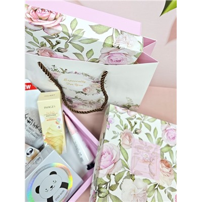 Подарочный набор в коробке с цветами + подарочный пакет в комплекте