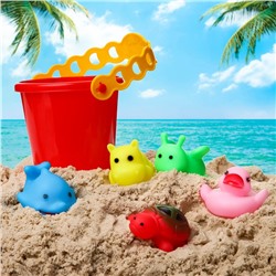 Резиновые игрушки и ведёрко. Набор для купания и игры в песке. Цвет МИКС 4408353