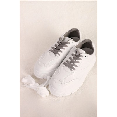 Кроссовки белые с серыми шнурками