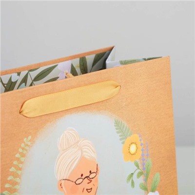 Пакет ламинированный горизонтальный «Любимой Бабушке», ML 27 × 23 × 11,5 см