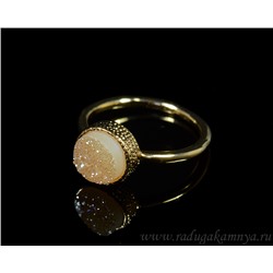 Кольцо "Нежность" в золотистом металле круг 9мм с кристаллами агата цв.кремовый.