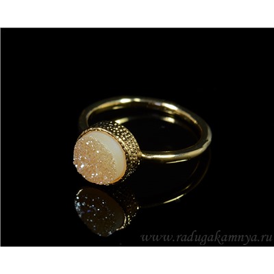 Кольцо "Нежность" в золотистом металле круг 9мм с кристаллами агата цв.кремовый.