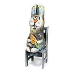 Заяц с морковкой на стуле, KN 00-124