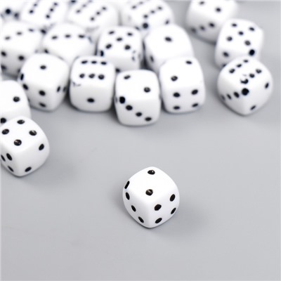 Бусины для творчества пластик "Белый игральный кубик" чёрные точки набор 20гр 0,8х0,8х0,8 см   78118