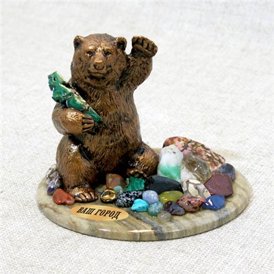 Композиция Медведь с самоцветами, на подставке из кальцита НМ
